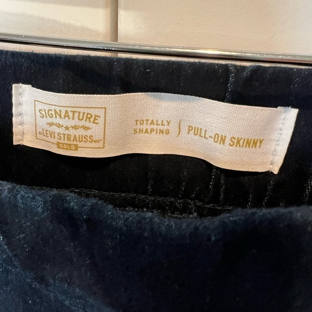 B10.18. Signature by Levi Strauss & Co. Gold Label Totally Shaping Pull-on Jeans - Picture 3 of 5